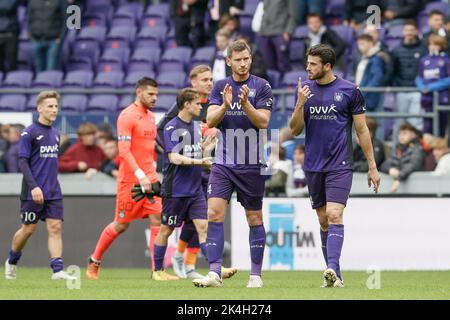 Anderlechts Spieler sehen nach einem Fußballspiel zwischen RSCA Anderlecht und Sporting Charleroi, Sonntag, 02. Oktober 2022, am 10. Tag der 'Jupiler Pro League' der ersten Division der belgischen Meisterschaft 2022-2023, niedergeschlagen aus. BELGA FOTO BRUNO FAHY Stockfoto