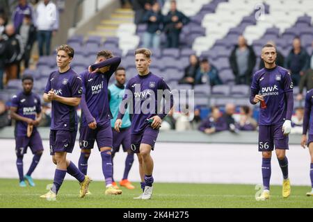 Anderlechts Spieler sehen nach einem Fußballspiel zwischen RSCA Anderlecht und Sporting Charleroi, Sonntag, 02. Oktober 2022, am 10. Tag der 'Jupiler Pro League' der ersten Division der belgischen Meisterschaft 2022-2023, niedergeschlagen aus. BELGA FOTO BRUNO FAHY Stockfoto