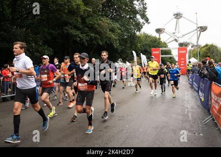 Die Abbildung zeigt die Läufer beim Start des Halbmarathons während der siebzehnten Ausgabe des Brüsseler Marathons, auch Brüssel Airport Marathon genannt, vom Heysel in die Innenstadt und zurück, ein neuer Parcours, in Brüssel, Sonntag, den 02. Oktober 2022. BELGA FOTO JULIETTE BRUYNSEELS Stockfoto