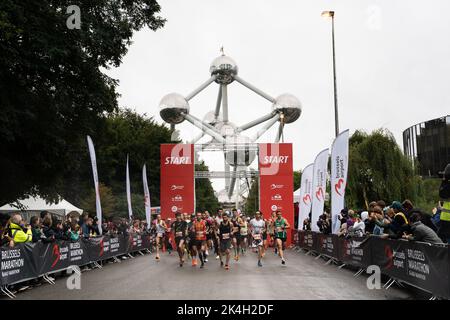 Die Abbildung zeigt die Läufer beim Start des Halbmarathons während der siebzehnten Ausgabe des Brüsseler Marathons, auch Brüssel Airport Marathon genannt, vom Heysel in die Innenstadt und zurück, ein neuer Parcours, in Brüssel, Sonntag, den 02. Oktober 2022. BELGA FOTO JULIETTE BRUYNSEELS Stockfoto