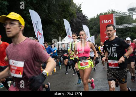 Die Abbildung zeigt die Läufer beim Start der siebzehnten Ausgabe des Brüsseler Marathons, auch Brüssel Airport Marathon genannt, vom Heysel in die Innenstadt und zurück, einem neuen Parcours, in Brüssel, Sonntag, den 02. Oktober 2022. BELGA FOTO JULIETTE BRUYNSEELS Stockfoto