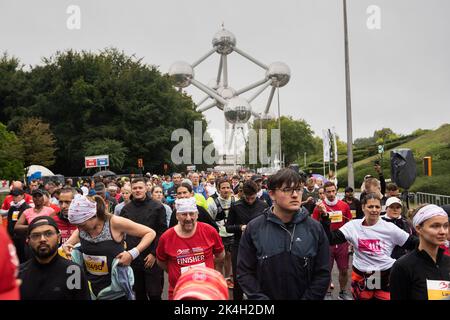 Die Abbildung zeigt die Läufer beim Start des Rennens 10km während der siebzehnten Ausgabe des Brüsseler Marathons, auch als Brüssel Airport Marathon bezeichnet, vom Heysel in die Innenstadt und zurück, ein neuer Parcours, in Brüssel, Sonntag, den 02. Oktober 2022. BELGA FOTO JULIETTE BRUYNSEELS Stockfoto