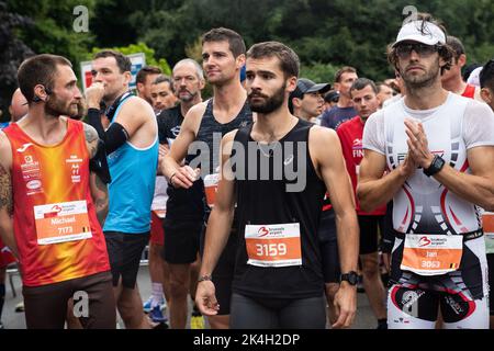 Die Abbildung zeigt die Läufer beim Start des Halbmarathons während der siebzehnten Ausgabe des Brüsseler Marathons, auch Brüssel Airport Marathon genannt, vom Heysel in die Innenstadt und zurück, ein neuer Parcours, in Brüssel, Sonntag, den 02. Oktober 2022. BELGA FOTO JULIETTE BRUYNSEELS Stockfoto