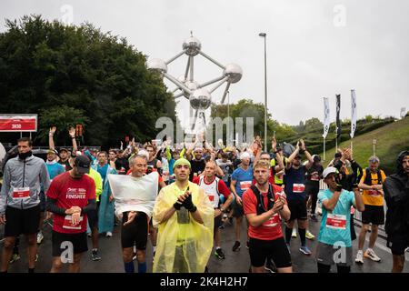 Abbildung Bild zeigt Läufer beim Start des Rennens 10km bei der siebzehnten Ausgabe des Brüsseler Marathons, auch als Brüssel Airport Marathon bezeichnet, von der Heysel in die Innenstadt und zurück, ein neuer Parcours, in Brüssel, Sonntag, 02. Oktober 2022. BELGA FOTO JULIETTE BRUYNSEELS Stockfoto