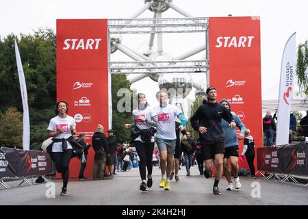 Die Abbildung zeigt die Läufer beim Start des Laufs für das Cure Race während der siebzehnten Ausgabe des Brüsseler Marathons, auch Brüssel Airport Marathon genannt, vom Heysel in die Innenstadt und zurück, ein neuer Parcours, in Brüssel, Sonntag, den 02. Oktober 2022. BELGA FOTO JULIETTE BRUYNSEELS Stockfoto