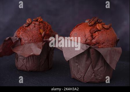 Schokoladenmuffin mit Kaffeebohnen Stockfoto