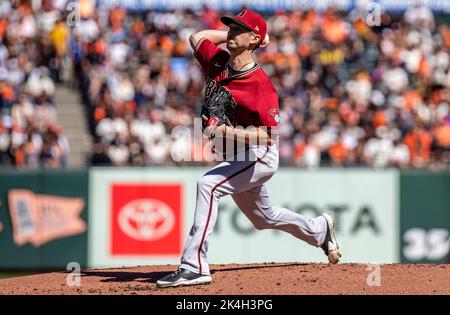 San Francisco, USA. Oktober 02 2022 San Francisco CA, U.S.A. Arizona startet Pitcher Zach Davies (27) wirft die erste Seillänge vom Hügel während des MLB NL-Westspiels zwischen den Arizona Diamondbacks und den San Francisco Giants im Oracle Park San Francisco Calif. Thurman James/CSM Credit: CAL Sport Media/Alamy Live News Stockfoto