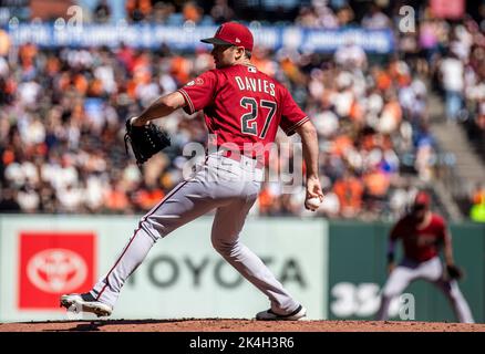 San Francisco, USA. Oktober 02 2022 San Francisco CA, U.S.A. Arizona startet Pitcher Zach Davies (27) wirft die erste Seillänge vom Hügel während des MLB NL-Westspiels zwischen den Arizona Diamondbacks und den San Francisco Giants im Oracle Park San Francisco Calif. Thurman James/CSM Credit: CAL Sport Media/Alamy Live News Stockfoto