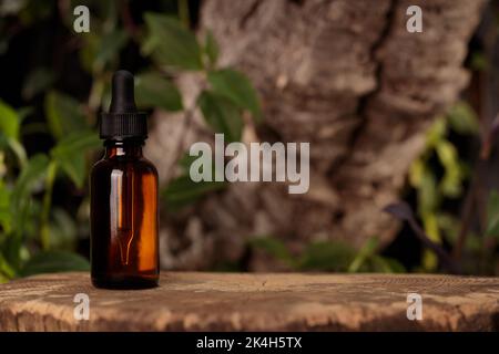 Tropfermockup für ätherisches Öl, Serum, organische Kosmetikprodukte. Natürliche Heilmittel Stockfoto