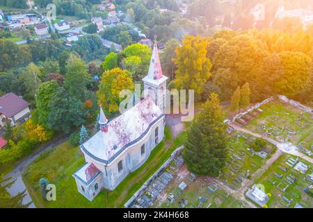 Ländliche katholische Kirche von oben Stockfoto