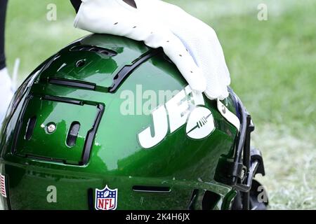 Pittsburgh, Usa. 02. Oktober 2022. Der New Yorker Jets-Spieler ruht vor dem Start des Jets 24-20-Sieges gegen die Pittsburgh Steelers im Acrisure Stadium am Sonntag, den 2. Oktober 2022 in Pittsburgh auf seinem Helm.Foto von Archie Corpenter/UPI Credit: UPI/Alamy Live News Stockfoto