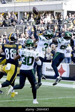 Pittsburgh, Usa. 02. Oktober 2022. New York Jets Safety Lamarcus Joyner (29) fängt den Hail Mary Pass von den Pittsburgh Steelers beim letzten Spiel des Jets 24-20-Sieges im Acrisure Stadium am Sonntag, 2. Oktober 2022 in Pittsburgh ab Foto von Archie Karpenter/UPI Credit: UPI/Alamy Live News Stockfoto