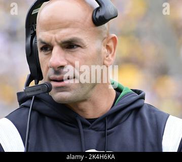 Pittsburgh, Usa. 02. Oktober 2022. New York Jets-Cheftrainer Robert Saleh beim ersten Viertel des Jets 24-20-Sieges gegen die Pittsburgh Steelers im Acrisure Stadium am Sonntag, den 2. Oktober 2022 in Pittsburgh. Foto von Archie Corper/UPI Credit: UPI/Alamy Live News Stockfoto