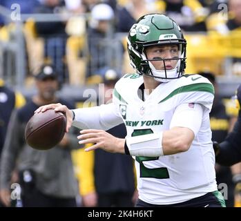 Pittsburgh, Usa. 02. Oktober 2022. New York Jets Quarterback Zach Wilson geht im zweiten Quartal des Jets 24-20-Sieges gegen die Pittsburgh Steelers im Acrisure Stadium am Sonntag, den 2. Oktober 2022 in Pittsburgh zurück.Foto: Archie Capenter/UPI Credit: UPI/Alamy Live News Stockfoto