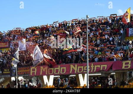 Benevento Calcio Unterstützer während des Spiels B 2022/2023 der italienischen Fußball-Liga zwischen Benevento Calcio und Ascoli Calcio 1898 im Ciro Vigorito Stadion in Benevento (BN), Italien, am 2. oktober 2022 Stockfoto