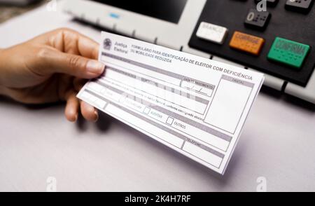 Brasilien. 01. Oktober 2022. In dieser Abbildung zeigt eine Person die Form, Wähler mit Behinderungen oder eingeschränkter Mobilität zu identifizieren. (Foto von Rafael Henrique/SOPA Images/Sipa USA) Quelle: SIPA USA/Alamy Live News Stockfoto