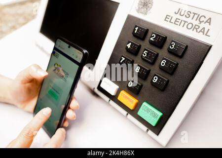 Brasilien. 01. Oktober 2022. In dieser Abbildung wählt die Person mit dem Smartphone während der Wahlen. (Foto von Rafael Henrique/SOPA Images/Sipa USA) Quelle: SIPA USA/Alamy Live News Stockfoto