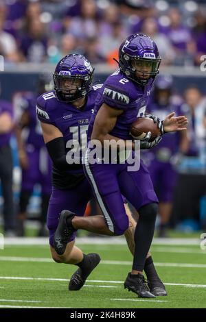 Stephen F. Austin Lumberjacks Quarterback Brian Mauer (10) übergibt den Ball an den Breitempfänger Xavier Gipson (2), Samstag, den 1. Oktober 2022, in Houston, Stockfoto