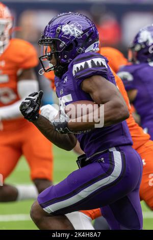 Stephen F. Austin Lumberjacks läuft zurück Jerrell Wimbley (25) trägt den Ball gegen die Sam Houston State Bearkats, Samstag, 1. Oktober 2022, in Ho Stockfoto