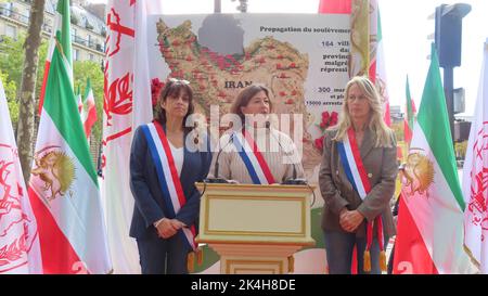 Die französischen Abgeordneten der Partei La République en Marche, Caroline Yadan (L) vom Ausschuss für auswärtige Angelegenheiten der französischen Nationalversammlung, Cécile Rilhac (C) und Constance Le Grip (R) vom Finanzausschuss nehmen an der Kundgebung Teil und sprechen solidarisch mit dem Aufstand des iranischen Volkes. In Paris demonstrieren Iraner vor der iranischen Botschaft, verurteilen die blutige Unterdrückung des iranischen Volksaufstands durch das Mullahs-Regime und forderten, dass die iranischen Staatsbeamten für diese Verbrechen zur Verantwortung gezogen werden. (Foto von Siavosh Hosseini/SOPA Images/Sipa USA) Stockfoto