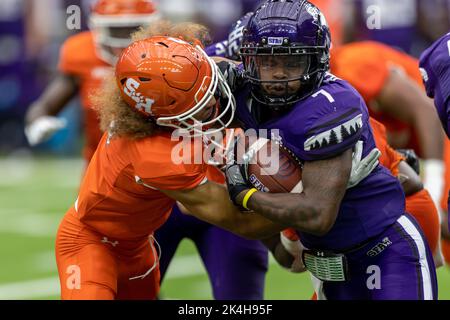 Stephen F. Austin Lumberjacks läuft zurück Miles Reed (7) kollidiert mit Sam Houston State Bearkats Defensivverteidiger Trey Smith (3), Samstag, 1. Oktober 20 Stockfoto