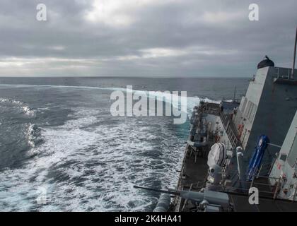 220930-N-XK462-1012 PAZIFISCHER OZEAN (SEPT 30, 2022) die Raketenzerstörer USS Wayne E. Meyer (DDG 108), USS Chung Hoon (DDG 93) und USS John Finn (DDG 113) der Arleigh Burke-Klasse segeln in Formation als Teil einer Transitübung auf der Meerenge während planmäßiger Operationen mit der Nimitz Carrier Strike Group (NIMCSG). Die NIMCSG verbessert die Einsatzbereitschaft durch simulierte reale Szenarien und demonstriert ihre Fähigkeit, als integrierte Einheit zu arbeiten. Wayne E. Meyer arbeitet derzeit mit der Nimitz Carrier Strike Group zusammen, um einen bevorstehenden Einsatz vorzubereiten. (USA Navy Foto von Mass communicati Stockfoto