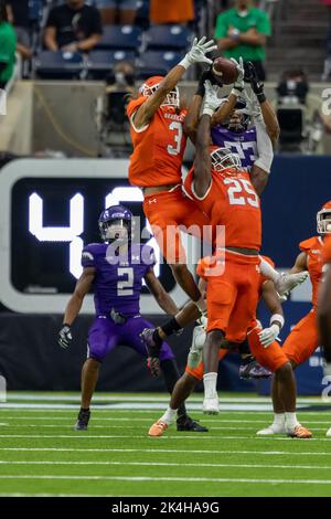 Letzter zweiter Hail Mary von Stephen F. Austin Lumberjacks gegen die Sam Houston State Bearkats, Samstag, 1. Oktober 2022, in Houston, Texas. Bearcats wi Stockfoto