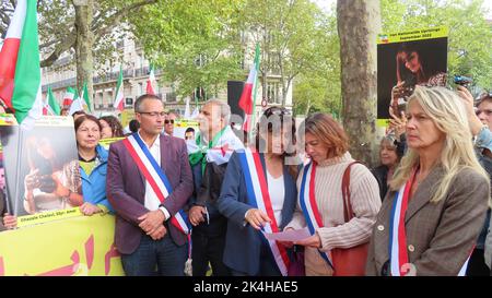 Paris, Frankreich. 31. August 2022. Die französischen Abgeordneten der Partei La République en Marche, Constance Le Grip (R) des Finanzausschusses, Cécile Rilhac (2R) und Caroline Yadan (3R) des Ausschusses für auswärtige Angelegenheiten der französischen Nationalversammlung nehmen an der Kundgebung Teil, um sich solidarisch mit dem Aufstand des iranischen Volkes zu zeigen. In Paris demonstrieren Iraner vor der iranischen Botschaft, verurteilen die blutige Unterdrückung des iranischen Volksaufstands durch das Mullahs-Regime und forderten, dass die iranischen Staatsbeamten für diese Verbrechen zur Verantwortung gezogen werden. (Bild: © Siavosh Hosseini Stockfoto