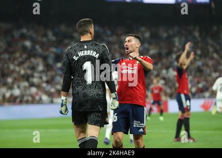 Madrid, Spanien. 02. Oktober 2022. Osasuna-Spieler feiern am 2. Oktober 2022 während des La Liga Match Day 7 zwischen Real Madrid und Osasuna im Santiago Bernabeu Stadion in Madrid, Spanien. Kredit: Edward F. Peters/Alamy Live Nachrichten Stockfoto