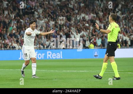 Madrid, Spanien. 02. Oktober 2022. Real Madrid´s Marco Asensio reagiert während des La Liga Match Day 7 zwischen Real Madrid und dem Stadion Osasuna Santiago Bernabeu in Madrid, Spanien, am 2. Oktober 2022. Kredit: Edward F. Peters/Alamy Live Nachrichten Stockfoto