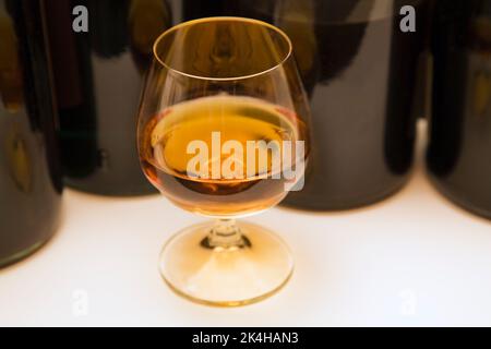 Glas gefüllt mit Cognac. Stockfoto