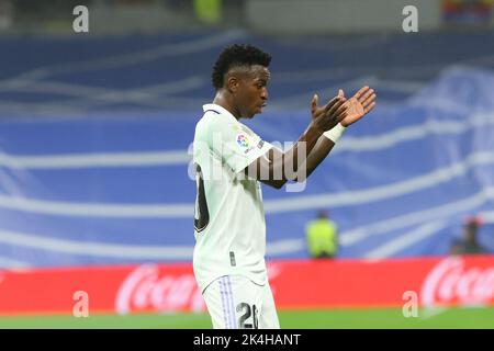 Madrid, Spanien. 02. Oktober 2022. Real Madrid´s Vinícius Júnior feiert am 2. Oktober 2022 während des La Liga Match Day 7 zwischen Real Madrid und Osasuna im Santiago Bernabeu Stadion in Madrid, Spanien. Kredit: Edward F. Peters/Alamy Live Nachrichten Stockfoto