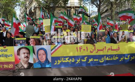 Paris, Frankreich. 31. August 2022. Demonstranten halten Bilder, Flaggen und ein Banner, während sie während einer Demonstration in Paris Slogans wie Tod des Diktators und Tod von Khamenei singen. In Paris demonstrieren Iraner vor der iranischen Botschaft, verurteilen die blutige Unterdrückung des iranischen Volksaufstands durch das Mullahs-Regime und forderten, dass die iranischen Staatsbeamten für diese Verbrechen zur Verantwortung gezogen werden. (Bild: © Siavosh Hosseini/SOPA Images via ZUMA Press Wire) Stockfoto