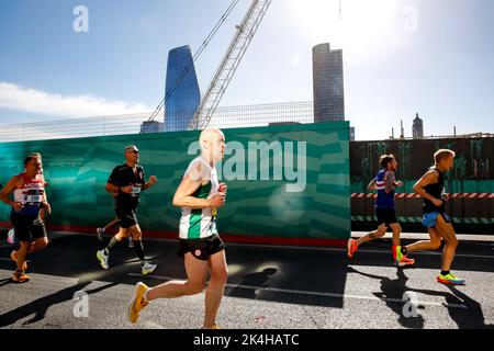 London, Großbritannien. 02. Oktober 2022. Die Teilnehmer des TCS 2022 London Marathon laufen durch das Zentrum Londons. Fast 42 Läufer nahmen an dem Wettbewerb 2022 Teil. Kredit: SOPA Images Limited/Alamy Live Nachrichten Stockfoto