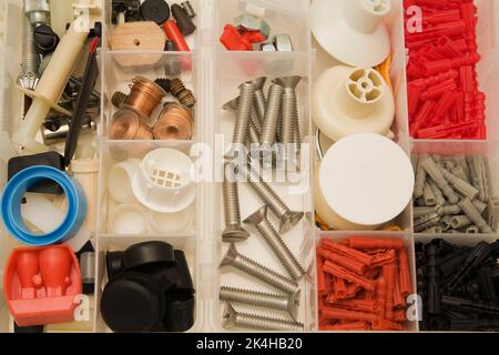 Gegenstände in einem Organizer-Kasten aus Kunststoff. Stockfoto