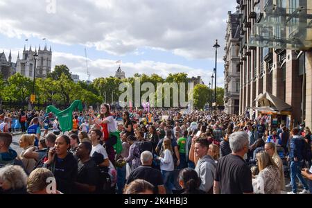 London, Großbritannien. 02. Oktober 2022. Große Menschenmengen versammeln sich, um den Läufern beim London Marathon 2022 beim Parliament Square zuzusehen. Kredit: SOPA Images Limited/Alamy Live Nachrichten Stockfoto