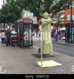 Street Performer, der in Star Wars als yoda in der Luft schwebt. Aufgenommen am 19-08-2017 Stockfoto