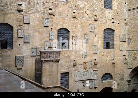 Bürgermeisterwappen an den Wänden des Innenhof Bargello Museums Florenz Italien Stockfoto