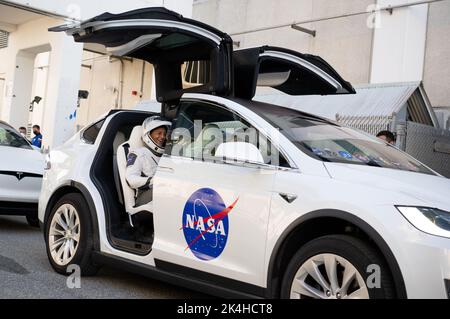 Cape Canaveral, Vereinigte Staaten von Amerika. 02. Oktober 2022. Die NASA SpaceX Crew-5-Astronautin Nicole Mann mit SpaceX-Raumanzügen sitzt während einer Generalprobe im Kennedy Space Center am 2. Oktober 2022 in Cape Canaveral, Florida, in den Tesla-Besatzungsfahrzeugen für den Launch Complex 39A. Quelle: Joel Kowsky/NASA/Alamy Live News Stockfoto