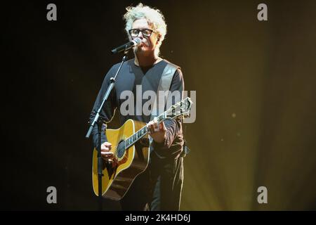 Der italienische Singer Songwriter Niccolo' Fabi singt auf einer Bühne für „Arena di Verona 02/10“, ein besonderes Ereignis, um seine 25-jährige Tätigkeit zu feiern. Arena di Verona in Verona, Italien, am 2. Oktober 2022 Quelle: Roberto Tommasini/Alamy Live News Stockfoto