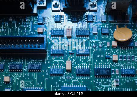Blaugrüne Computerplatine, Studio-Komposition. Stockfoto