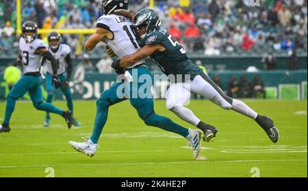 Philadelphia, Pennsylvania, USA. 2. Oktober 2022. 02. Oktober 2022, Philadelphia PA-Philadelphia Eagles LB TJ EDWARDS (57) nimmt Jaguars QB TREVOR LAWRENCE (16) während des Spiels auf dem Lincoln Financial Field in Philadelphia PA in Angriff (Bildnachweis: © Ricky Fitchett/ZUMA Press Wire) Bildnachweis: ZUMA Press, Inc./Alamy Live News Stockfoto