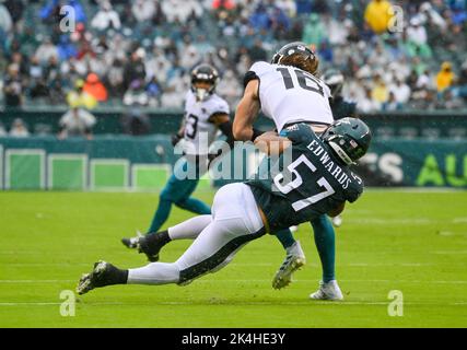 Philadelphia, Pennsylvania, USA. 2. Oktober 2022. 02. Oktober 2022, Philadelphia PA-Philadelphia Eagles LB TJ EDWARDS (57) nimmt Jaguars QB TREVOR LAWRENCE (16) während des Spiels auf dem Lincoln Financial Field in Philadelphia PA in Angriff (Bildnachweis: © Ricky Fitchett/ZUMA Press Wire) Bildnachweis: ZUMA Press, Inc./Alamy Live News Stockfoto