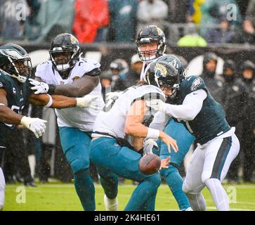 Philadelphia, Pennsylvania, USA. 2. Oktober 2022. 02. Oktober 2022, Philadelphia PA-Jaguars QB TREVOR LAWRENCE (16) fumbles the Ball during the game at Lincoln Financial Field in Philadelphia PA (Bildnachweis: © Ricky Fitchett/ZUMA Press Wire) Bildnachweis: ZUMA Press, Inc./Alamy Live News Stockfoto
