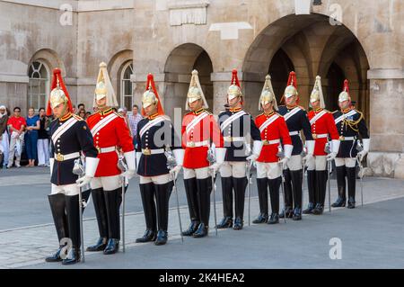 Soldaten der th Household Cavalry, bestehend aus den Life Guards in roten Jackekten und Blues & Royals, bei einer feierlichen Parade für die Öffentlichkeit, London, Großbritannien Stockfoto