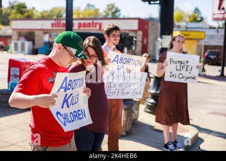 Bloomington, Usa. 02. Oktober 2022. Anti-Abtreibungsaktivisten säumen die East Third Street, während sie während des Protestes Plakate halten, auf denen ihre Meinungen zum Ausdruck gebracht werden. Ein Amtsgericht in Indiana blockierte vorübergehend Indianas nahezu totales Abtreibungsverbot und stellte so den Zugang zu Abtreibungen wieder her. Roe v. Wade, das ein verfassungsmäßiges Recht auf Abtreibung garantierte, wurde im Juni vom Obersten Gerichtshof der Vereinigten Staaten mit konservativer Mehrheit niedergeschlagen. Kredit: SOPA Images Limited/Alamy Live Nachrichten Stockfoto