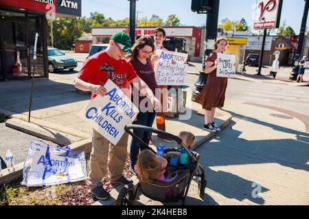 Bloomington, Usa. 02. Oktober 2022. Anti-Abtreibungsaktivisten säumen die East Third Street, während sie während des Protestes Plakate halten, auf denen ihre Meinungen zum Ausdruck gebracht werden. Ein Amtsgericht in Indiana blockierte vorübergehend Indianas nahezu totales Abtreibungsverbot und stellte so den Zugang zu Abtreibungen wieder her. Roe v. Wade, das ein verfassungsmäßiges Recht auf Abtreibung garantierte, wurde im Juni vom Obersten Gerichtshof der Vereinigten Staaten mit konservativer Mehrheit niedergeschlagen. Kredit: SOPA Images Limited/Alamy Live Nachrichten Stockfoto