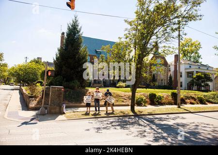 Bloomington, Usa. 02. Oktober 2022. Anti-Abtreibungsaktivisten säumen die East Third Street, während sie während des Protestes Plakate halten, auf denen ihre Meinungen zum Ausdruck gebracht werden. Ein Amtsgericht in Indiana blockierte vorübergehend Indianas nahezu totales Abtreibungsverbot und stellte so den Zugang zu Abtreibungen wieder her. Roe v. Wade, das ein verfassungsmäßiges Recht auf Abtreibung garantierte, wurde im Juni vom Obersten Gerichtshof der Vereinigten Staaten mit konservativer Mehrheit niedergeschlagen. Kredit: SOPA Images Limited/Alamy Live Nachrichten Stockfoto