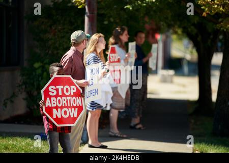 Bloomington, Usa. 02. Oktober 2022. Anti-Abtreibungsaktivisten säumen die East Third Street, während sie während des Protestes Plakate halten, auf denen ihre Meinungen zum Ausdruck gebracht werden. Ein Amtsgericht in Indiana blockierte vorübergehend Indianas nahezu totales Abtreibungsverbot und stellte so den Zugang zu Abtreibungen wieder her. Roe v. Wade, das ein verfassungsmäßiges Recht auf Abtreibung garantierte, wurde im Juni vom Obersten Gerichtshof der Vereinigten Staaten mit konservativer Mehrheit niedergeschlagen. Kredit: SOPA Images Limited/Alamy Live Nachrichten Stockfoto