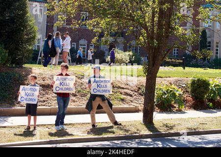 Bloomington, Usa. 02. Oktober 2022. Anti-Abtreibungsaktivisten säumen die East Third Street, während sie während des Protestes Plakate halten, auf denen ihre Meinungen zum Ausdruck gebracht werden. Ein Amtsgericht in Indiana blockierte vorübergehend Indianas nahezu totales Abtreibungsverbot und stellte so den Zugang zu Abtreibungen wieder her. Roe v. Wade, das ein verfassungsmäßiges Recht auf Abtreibung garantierte, wurde im Juni vom Obersten Gerichtshof der Vereinigten Staaten mit konservativer Mehrheit niedergeschlagen. Kredit: SOPA Images Limited/Alamy Live Nachrichten Stockfoto